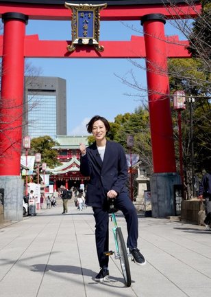 新曲「この世は祭り」のヒット祈願を行った山内惠介