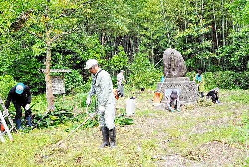 中沼了三の顕彰碑周辺で清掃活動を行う住民＝２０１４年５月