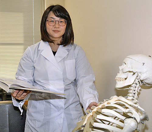 人の骨の模型を前にする岩谷有希菜さん。「自分の鑑定した結果が事件の解決につながるとうれしい」と話す＝島根県警察本部科学捜査研究所