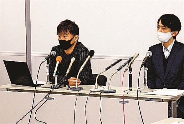 ホープタウンの再生計画について説明する東大産業の山本昌範社長（左）＝米子市末広町、米子コンベンションセンター