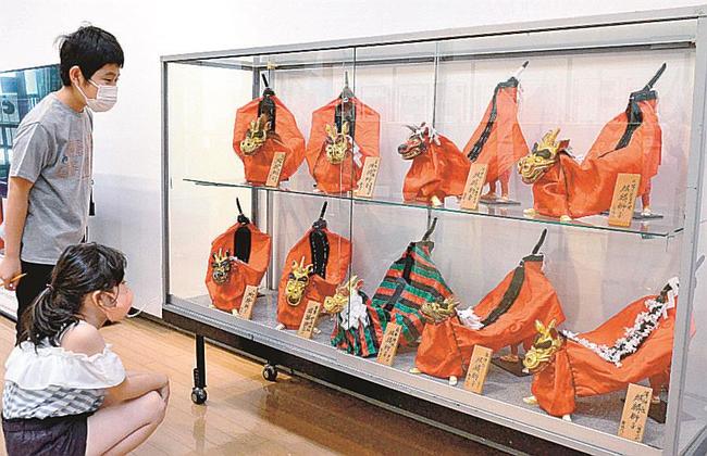 麒麟獅子のミニレプリカに見入る子どもたち＝鳥取市国府町町屋、同市因幡万葉歴史館