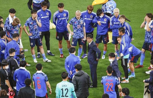 ブラジルに敗れ、森保監督のもとに集まる日本代表イレブン＝６日、国立競技場