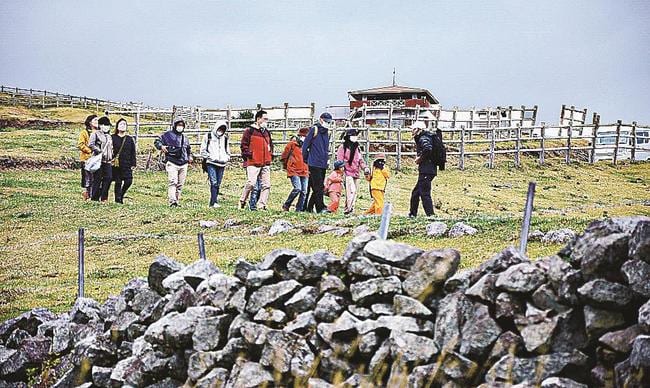 赤ハゲ山を下りながら、ガイドから名垣（手前）の歴史を聞く参加者＝島根県知夫村