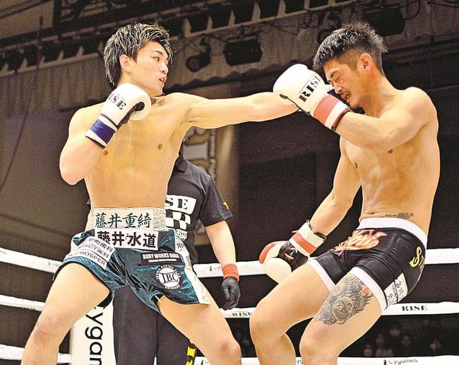 強烈なパンチで相手を追い込む藤井重綺さん（左）＝東京都文京区、後楽園ホール