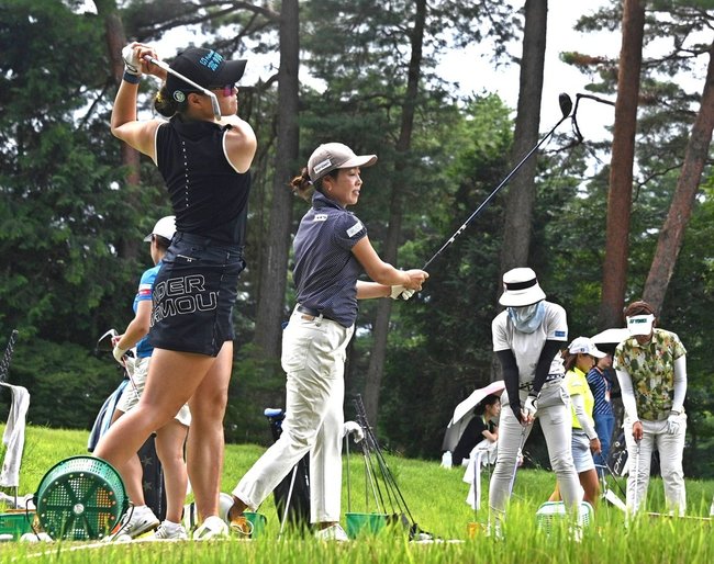 本番に向けて調整する選手たち=鳥取県伯耆町丸山、大山平原ゴルフクラブ