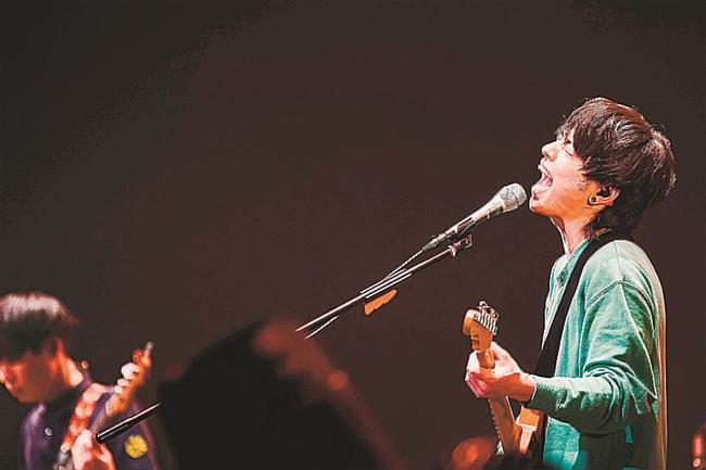 熱唱するボーカル・ギター石原慎也さん（右）。奥はベース秋澤和貴さん＝東京・日本武道館（撮影・日吉〝ＪＰ〟純平）