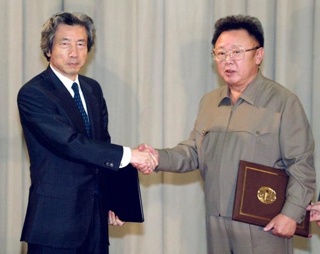 ２００２年９月、平壌市内で日朝共同宣言の署名を終え、握手する小泉純一郎首相（左）と金正日総書記
