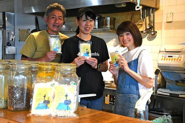 ８、９日にイベントを開く高橋稚加江さん（中央）と企画メンバー＝松江市朝日町、ＫＡＲＬＹ