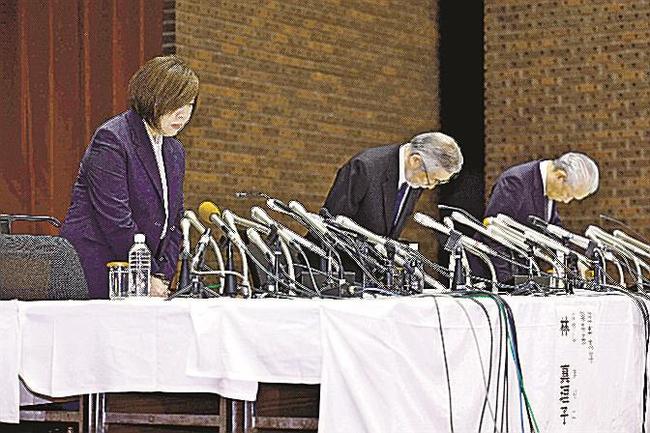 ８月、日本大アメリカンフットボール部員の事件について、記者会見で謝罪する林真理子理事長（左）ら＝東京都千代田区