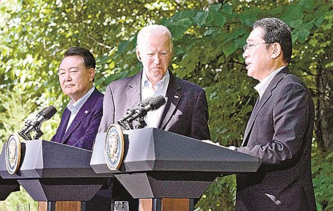 日米韓首脳会談を終え、共同記者会見する（右から）岸田首相、バイデン米大統領、韓国の尹錫悦大統領＝１８日、米ワシントン近郊・キャンプデービッド（共同）