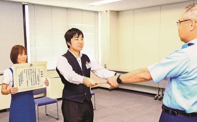 吾郷弘章署長（右）から感謝状を受け取る中田貴美子さん（左）と中井健太さん＝大田市長久町、大田署