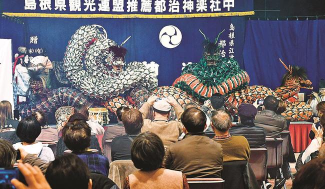 勇壮な舞を披露する都治神楽社中のメンバー＝松江市玉湯町玉造、玉造温泉ゆ～ゆ