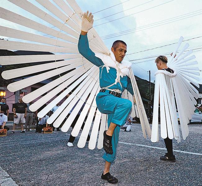 羽を広げ、本番さながらに舞う舞方＝島根県津和野町後田、弥栄神社御旅所