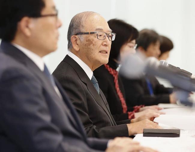 記者会見する「人口戦略会議」議長の三村明夫氏（手前から２人目）＝１月９日、東京都千代田区