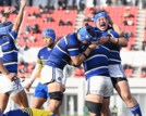 【２回戦・石見智翠館―京都成章】前半、石見智翠館の筧烈綺（右から２人目）がトライを決め、駆け寄る選手たち＝花園ラグビー場