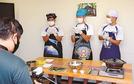 撮影に臨む生徒３人＝雲南市大東町飯田