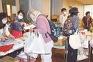 大人食堂で食料などを受け取る人たち＝５月３日、東京都千代田区の聖イグナチオ教会