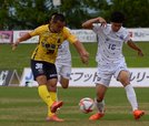 前半７分、ＦＣ神楽しまねのＦＷ谷尾昂也（左）がシュートを決め、１ー０とする＝松江市営陸上競技場