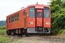 レール高温による運転見合わせが相次ぐＪＲ木次線の普通列車＝雲南市木次町里方