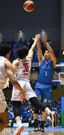 アルバルク東京とのチャンピオンシップ準々決勝第３戦で、３点シュートを放つ島根スサノオマジックの安藤誓哉選手（右）＝15日、松江市総合体育館