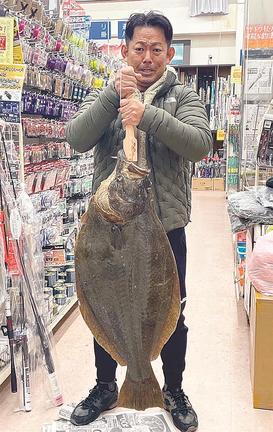 １００㌢のヒラメを釣った梵大英さん＝大田市大田町、林釣具店（本人提供）