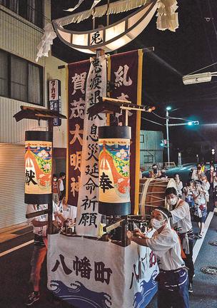 笛や太鼓に合わせ練り歩く山車＝安来市安来町