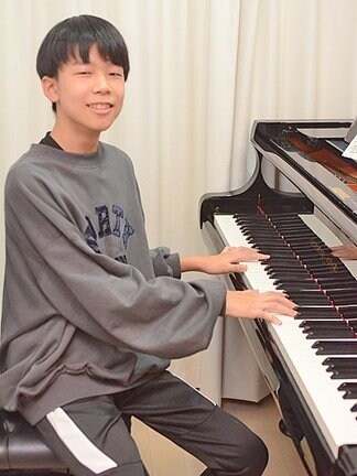 全国大会入賞を目指して練習に取り組む松田和篤君＝境港市蓮池町の「Ｋｉｔａｍｕｒａ　Ｍｕｓｉｃ　Ｃｌａｓｓ」