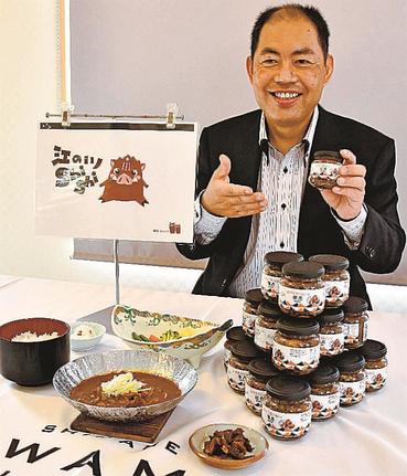 イノシシ肉を使った料理やつくだ煮を紹介する浅利観光の植田智之常務＝江津市後地町