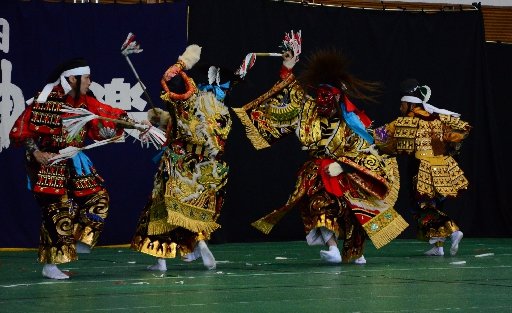 国立劇場での公演に向け、稽古を重ねる浜田石見神楽社中連絡協議会の会員＝浜田市金城町七条、ふれあいジムかなぎ