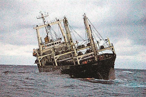 傾いた船体で隠岐島後沖の日本海を漂流する貨物船＝２２日午前５時ごろ（第８管区海上保安部提供）