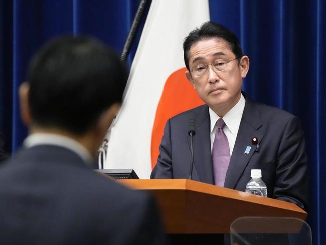 記者会見で質問を聞く岸田文雄首相＝２０２２年１２月１６日、首相官邸