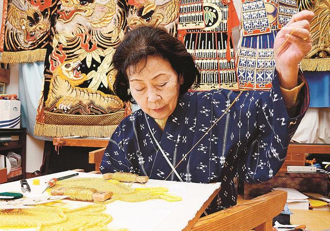 真剣な表情で神楽衣装を縫う川邊志津枝さん＝浜田市熱田町、福屋神楽衣装店