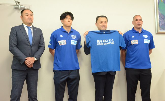 丸山達也知事(左から3人目)と記念撮影する安藤誓哉選手(同2人目)ら=松江市殿町、島根県庁