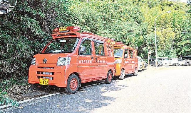 迂回路付近に待機している日御碕分団の小型動力ポンプ付軽積載車＝出雲市大社町日御碕
