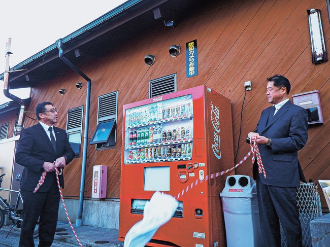 防犯カメラの設置を祝う大江和彦町長(左)と岩谷章司署長=島根県海士町豊田、海てらす月乃輪