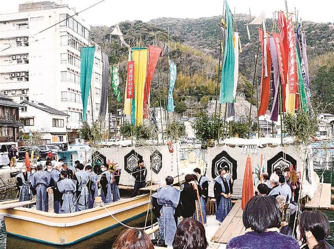 観光客や地元住民が見守る中で執り行われた青柴垣神事＝松江市美保関町美保関、美保関港