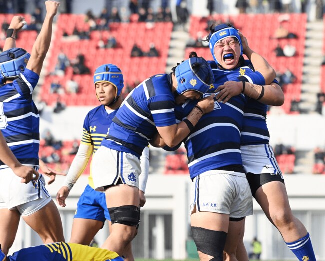 【２回戦・石見智翠館―京都成章】前半、石見智翠館の筧烈綺（右から２人目）がトライを決め、駆け寄る選手たち＝花園ラグビー場