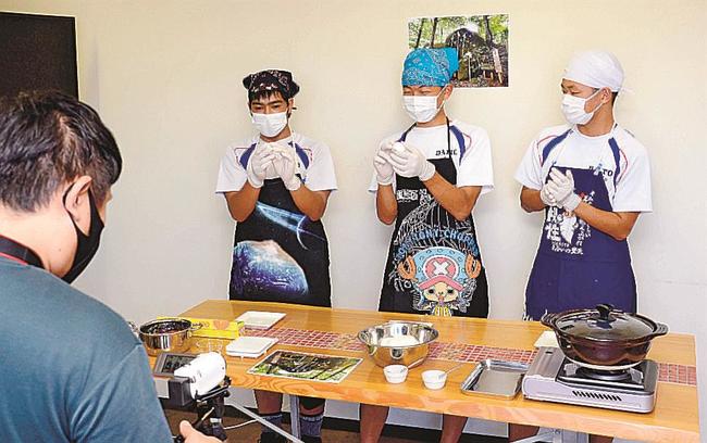 撮影に臨む生徒３人＝雲南市大東町飯田