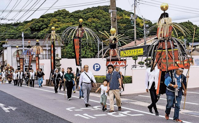 高野聖やのぼりを担いで練り歩く喜多八幡宮の氏子ら＝大田市大田町