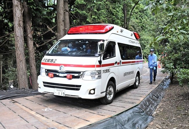 緊急車両用の道を通過する救急車＝出雲市大社町日御碕