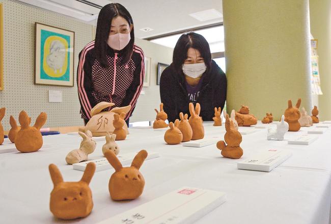 かわいらしいウサギの置物に見入る来場者＝浜田市三隅町古市場、アクアみすみ