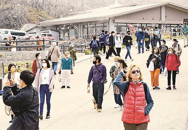 神奈川県箱根町の「大涌谷」を訪れた外国人観光客ら＝１９日午後