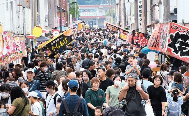 大田市の秋の彼岸市で通りを埋める来訪者＝大田市大田町