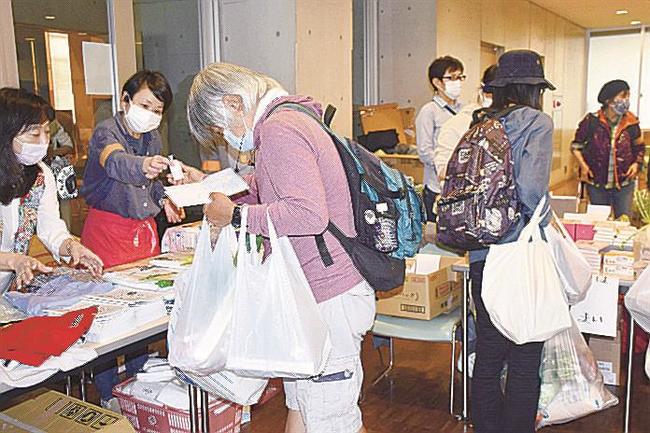 大人食堂で食料などを受け取る人たち＝５月３日、東京都千代田区の聖イグナチオ教会