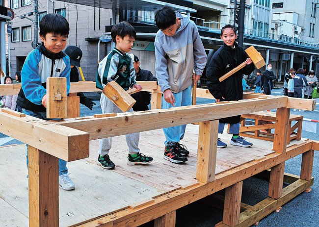 とんかちを使って、部材を組み立てる子どもたち=鳥取市栄町、若桜街道