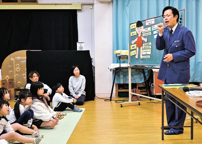 子どもたちにプライベートゾーンを説明する高尾祥平さん（右）＝浜田市長沢町、ながさわ子ども園