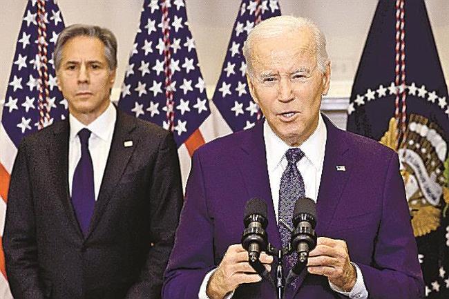 ２５日、米ホワイトハウスでウクライナへの追加軍事支援を発表するバイデン大統領（右）（ゲッティ＝共同）
