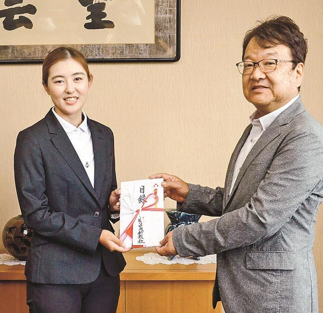 松尾倫男社長（右）から激励金の目録を受け取る浜崎未来選手＝松江市殿町、山陰中央新報社