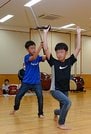 石見神楽の演目「大江山」を稽古中の宮能煌大君（左）と弟の大誠君＝松江市内中原町の市立内中原小学校