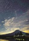 「ペルセウス座流星群」が出現のピークをむかえ、富士山上空で観測された流れ星。静岡県富士宮市で撮影されました＝２０２０年８月（２分間に撮影した４枚を合成、各10秒間撮影）